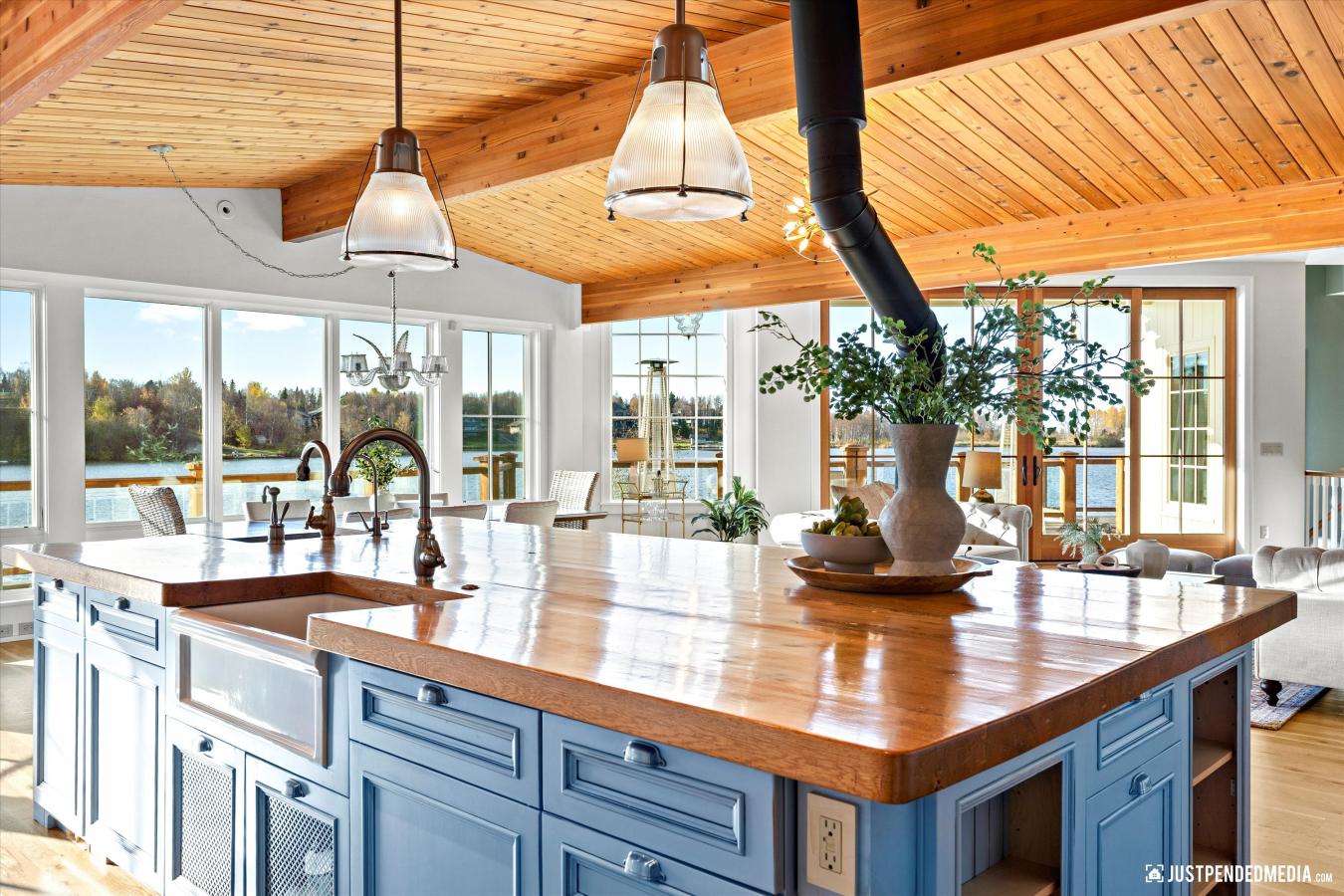 Anchorage, Anchorage, 99502, United States, 5 Bedrooms Bedrooms, ,7 BathroomsBathrooms,Residential,For Sale,1964668