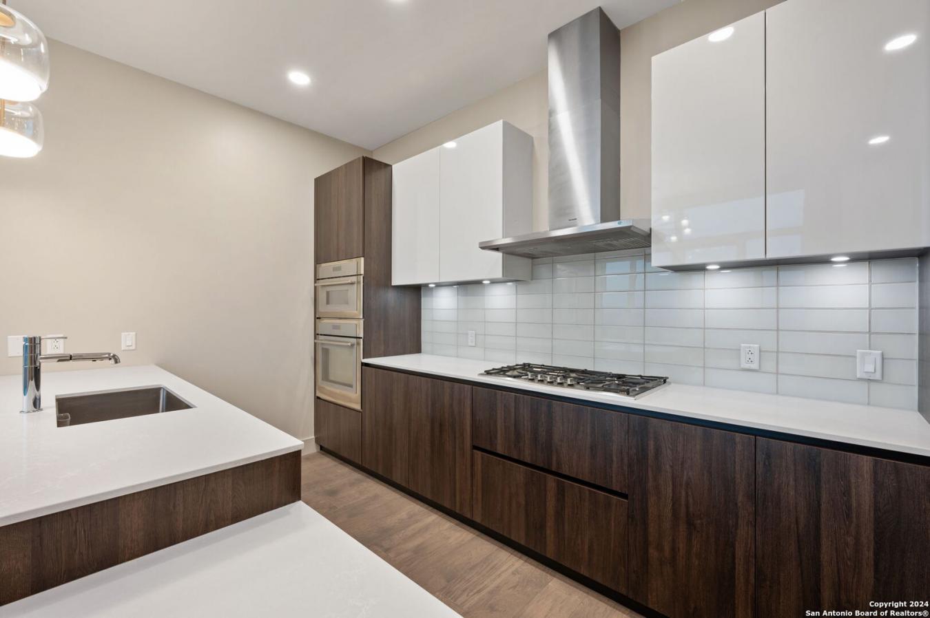 San Antonio, Bexar, 78205, United States, 3 Bedrooms Bedrooms, ,2 BathroomsBathrooms,Residential,For Sale,1914510