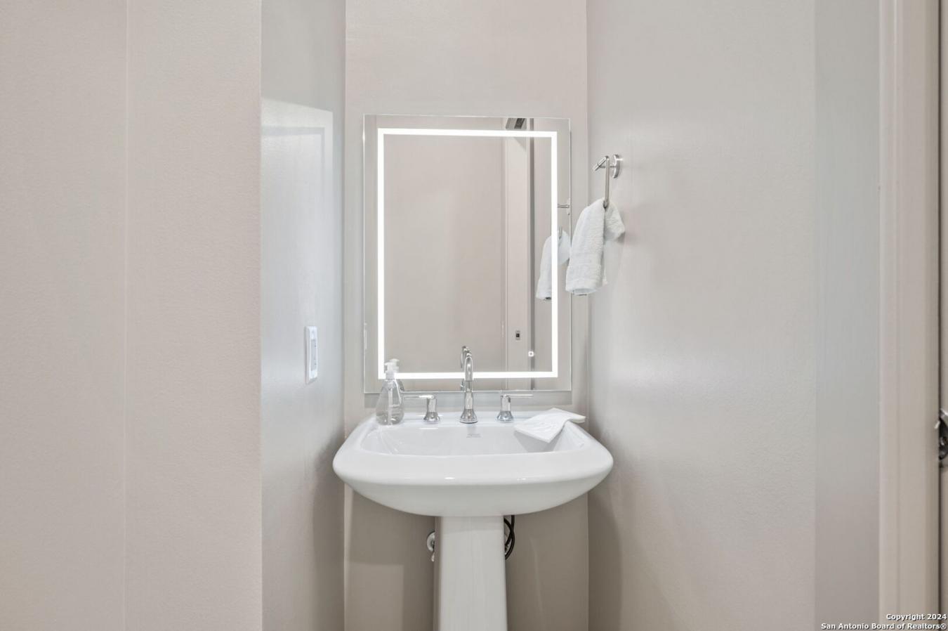 San Antonio, Bexar, 78205, United States, 3 Bedrooms Bedrooms, ,2 BathroomsBathrooms,Residential,For Sale,1914510