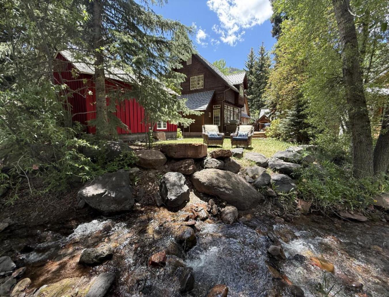 A setting of absolute tranquility surrounds this exceptional historic – image 2