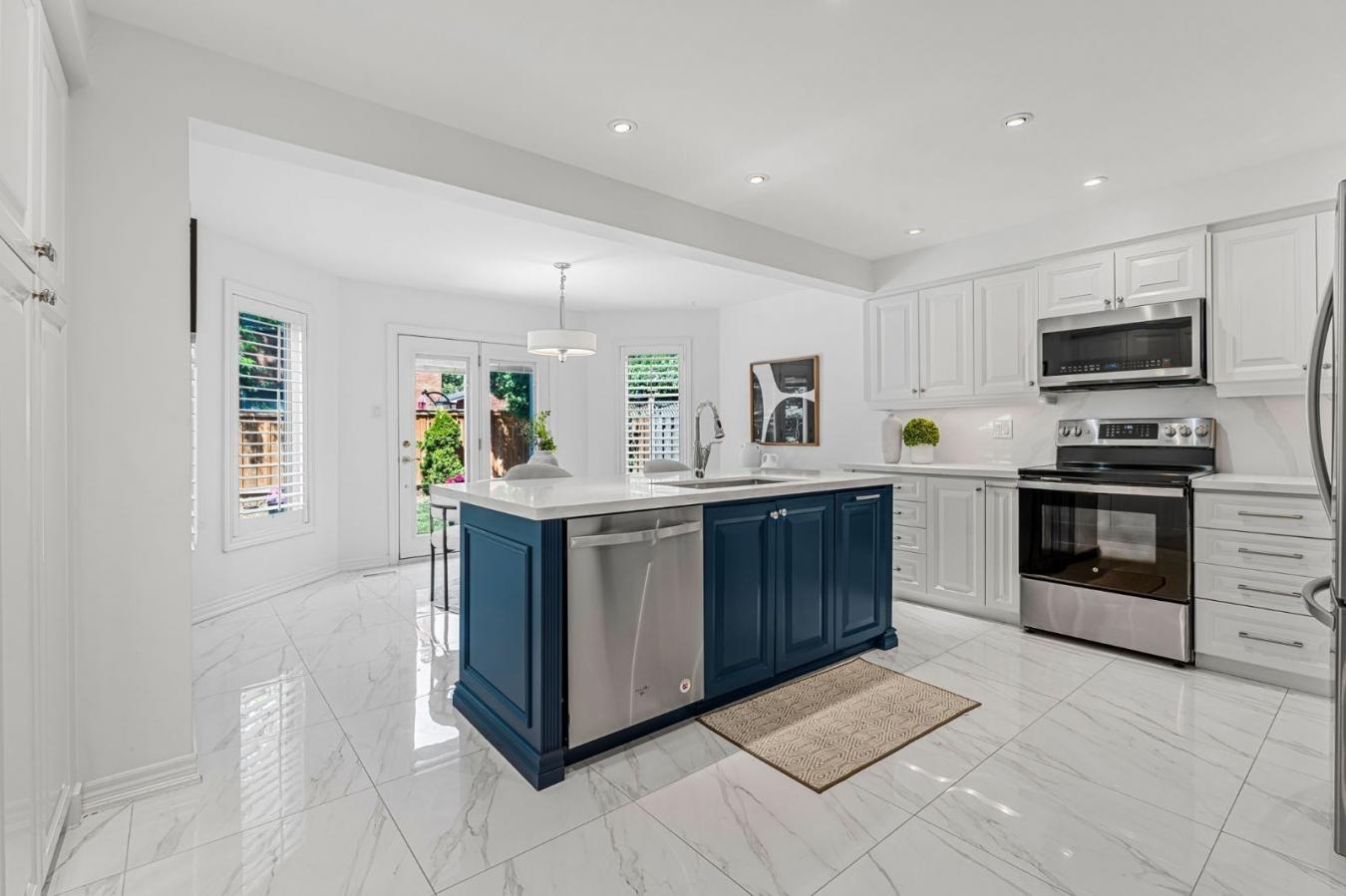 Oakville, Oakville, L6J 7M5, Canada, 4 Bedrooms Bedrooms, ,3 BathroomsBathrooms,Residential,For Sale,1914713