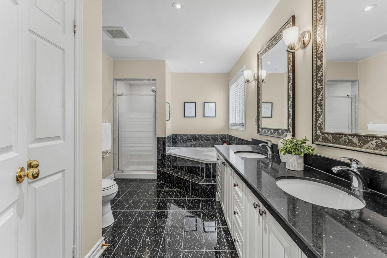 Oakville, Oakville, L6J 7M5, Canada, 4 Bedrooms Bedrooms, ,3 BathroomsBathrooms,Residential,For Sale,1914713