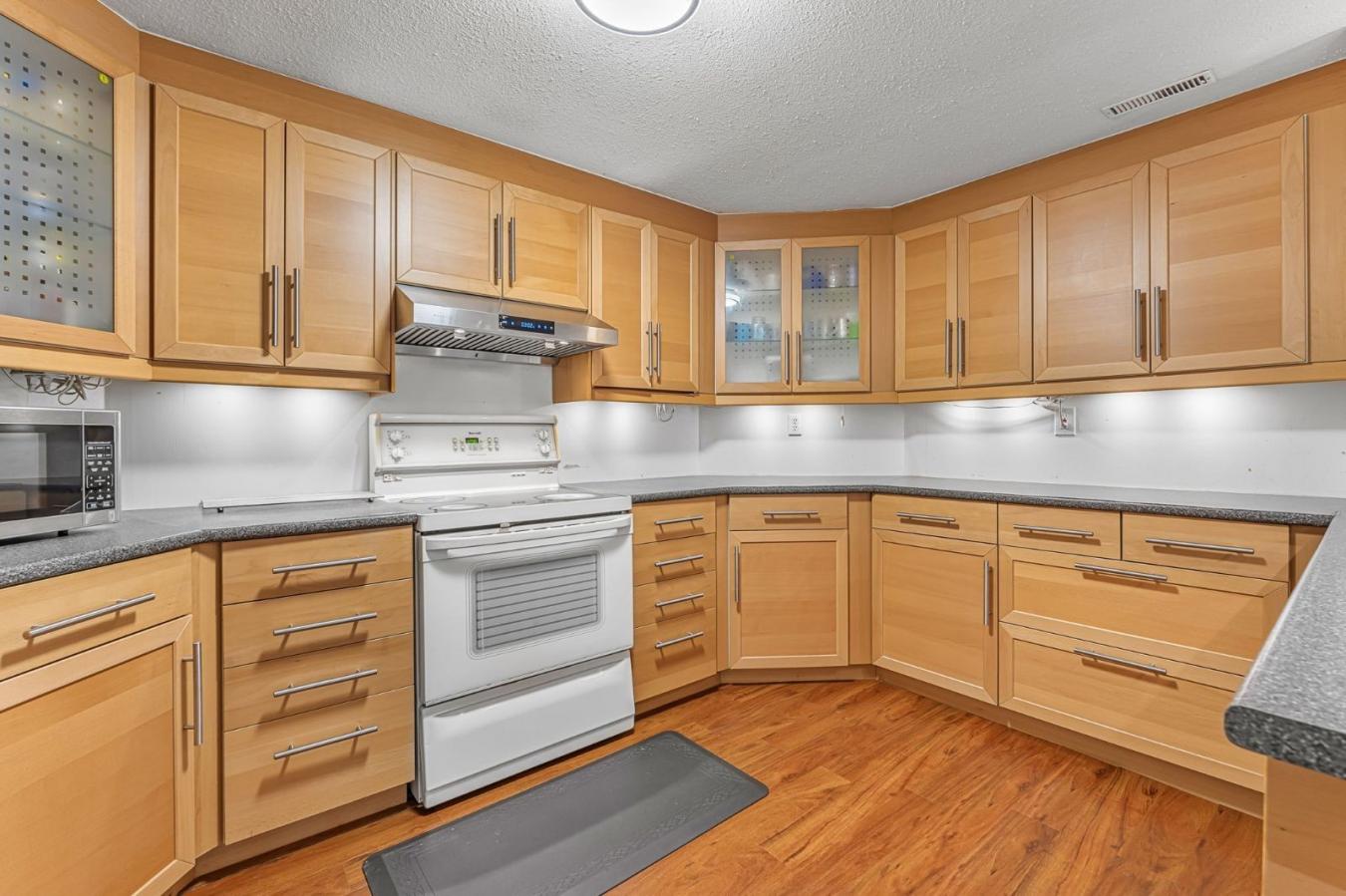 Oakville, Oakville, L6J 7M5, Canada, 4 Bedrooms Bedrooms, ,3 BathroomsBathrooms,Residential,For Sale,1914713