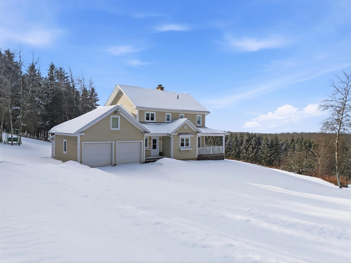 Hatley, Estrie, J0B 4B0, Canada, 3 Bedrooms Bedrooms, ,2 BathroomsBathrooms,Residential,For Sale,1914701