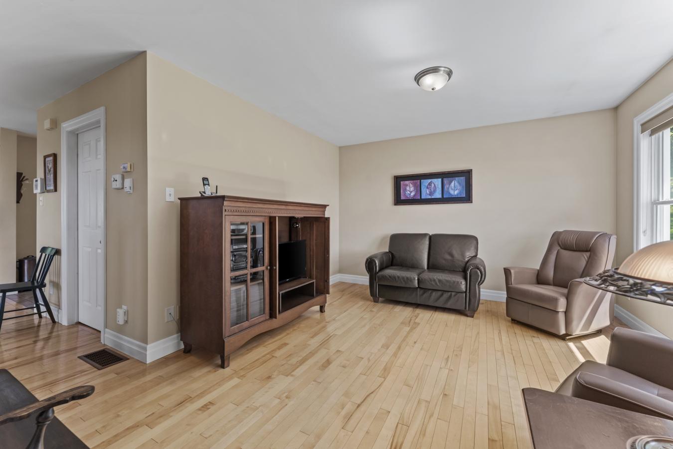 Hatley, Estrie, J0B 4B0, Canada, 3 Bedrooms Bedrooms, ,2 BathroomsBathrooms,Residential,For Sale,1914701