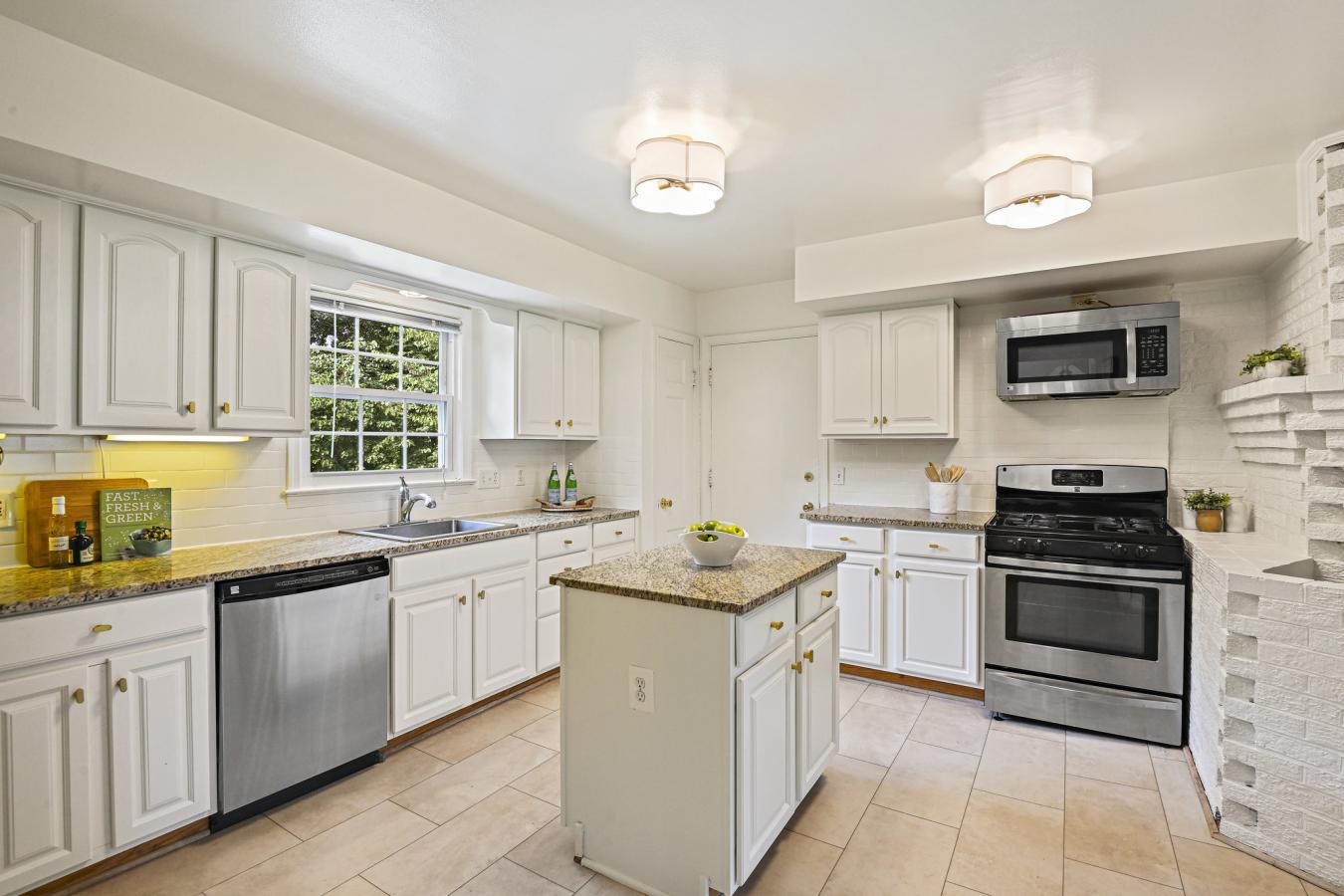 McLean, Fairfax, 22102, United States, 4 Bedrooms Bedrooms, ,3 BathroomsBathrooms,Residential,For Sale,1914870
