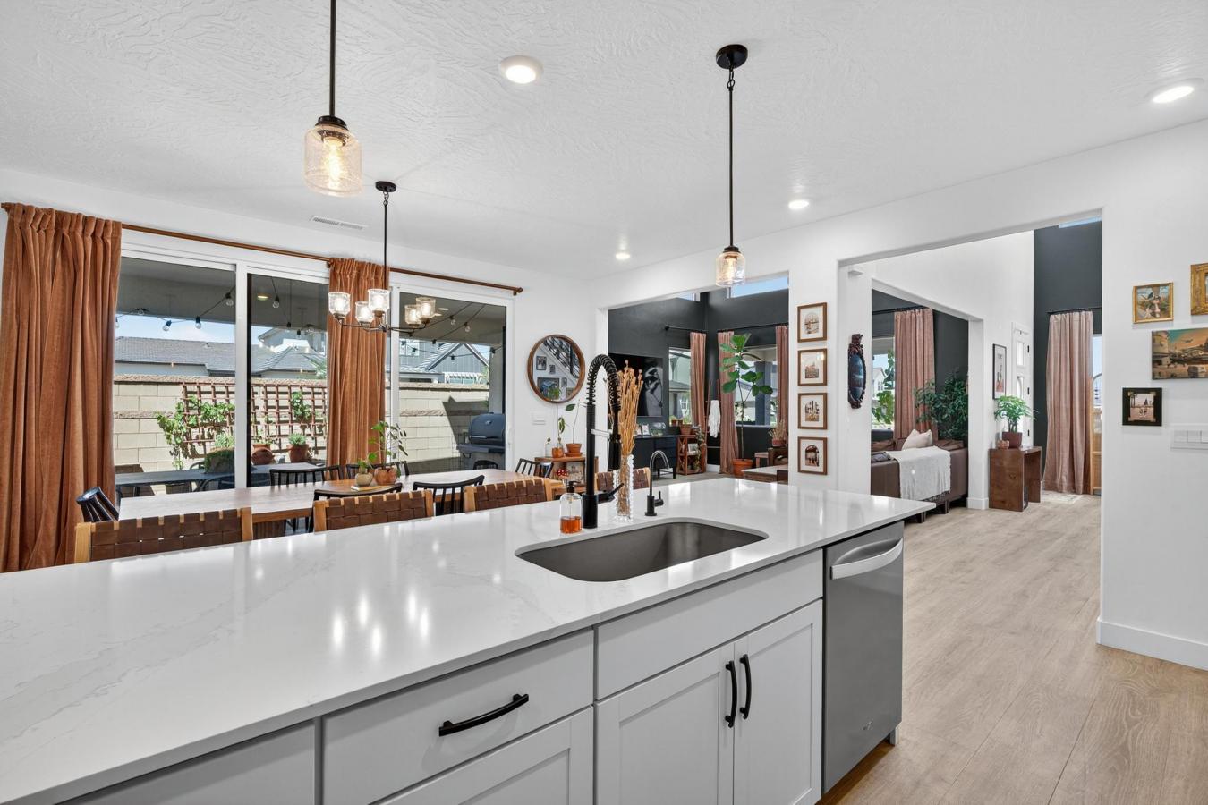 St George, Washington, 84790, United States, 5 Bedrooms Bedrooms, ,2 BathroomsBathrooms,Residential,For Sale,1914864
