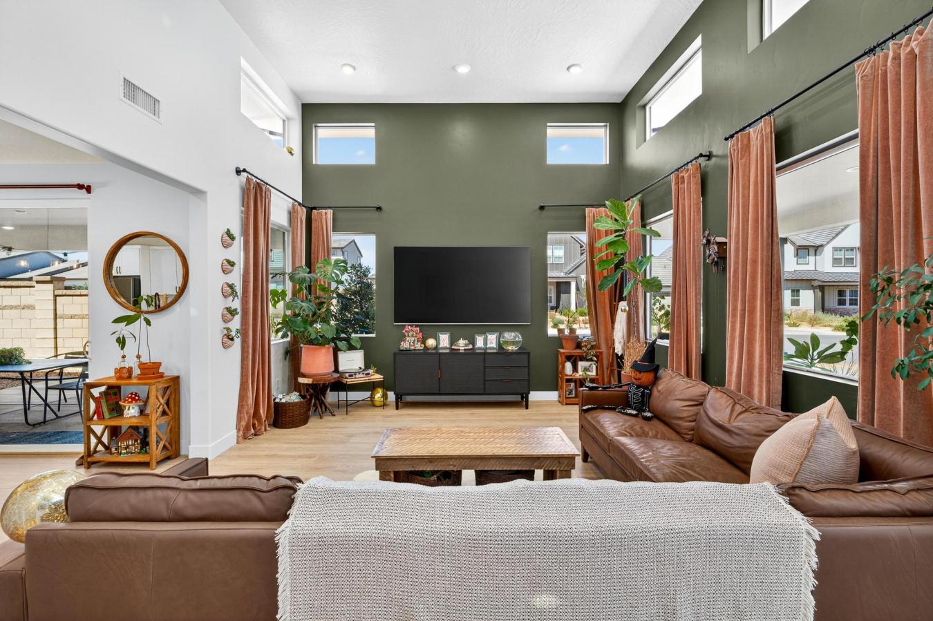 St George, Washington, 84790, United States, 5 Bedrooms Bedrooms, ,2 BathroomsBathrooms,Residential,For Sale,1914864