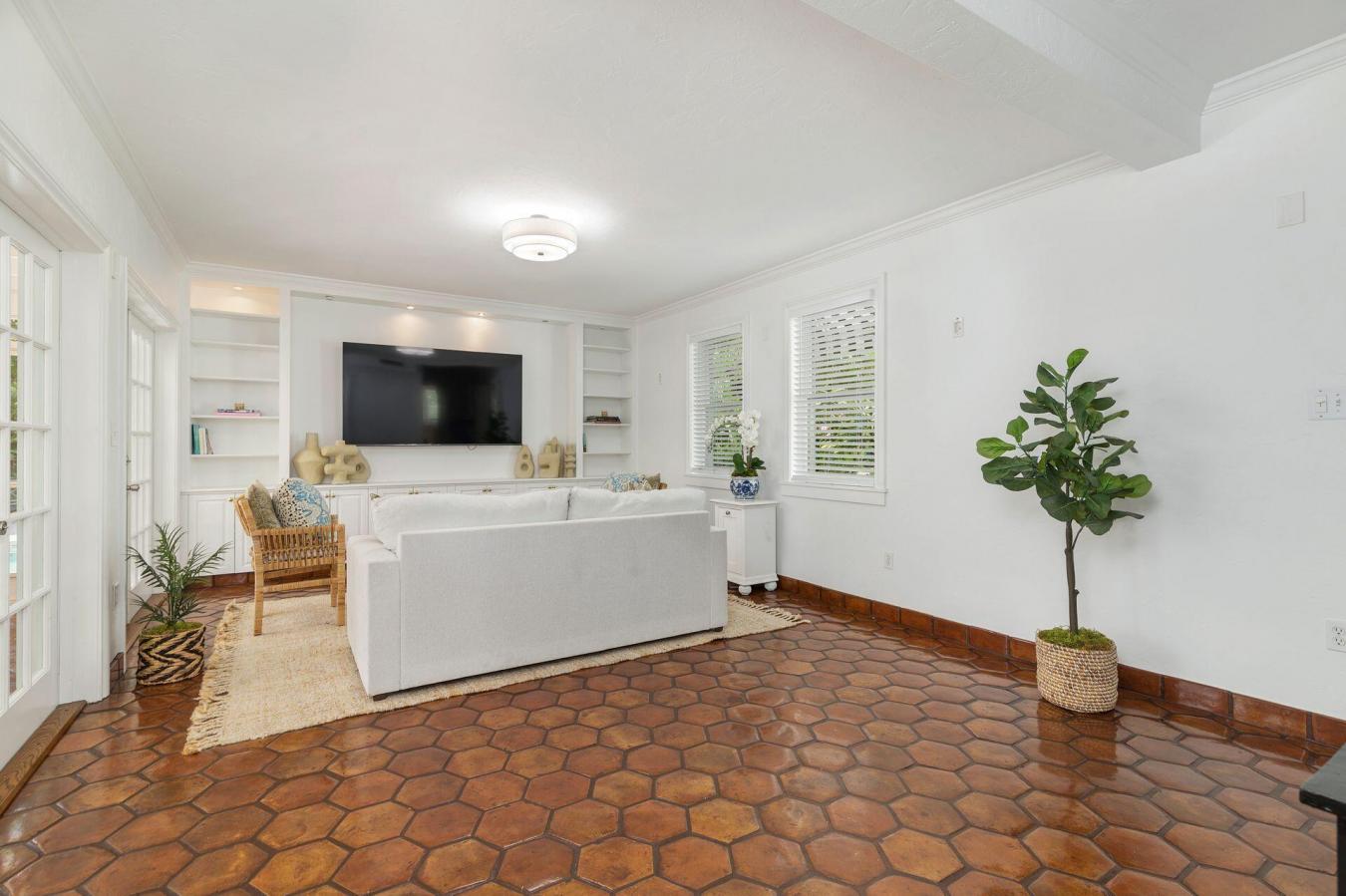 West Palm Beach, Florida, 33405, United States, 6 Bedrooms Bedrooms, ,4 BathroomsBathrooms,Residential,For Sale,1919303