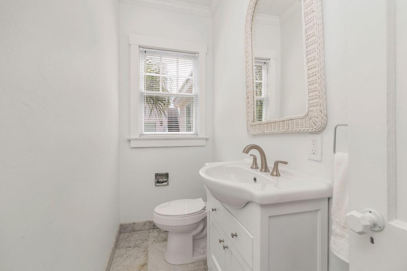 West Palm Beach, Florida, 33405, United States, 6 Bedrooms Bedrooms, ,4 BathroomsBathrooms,Residential,For Sale,1919303