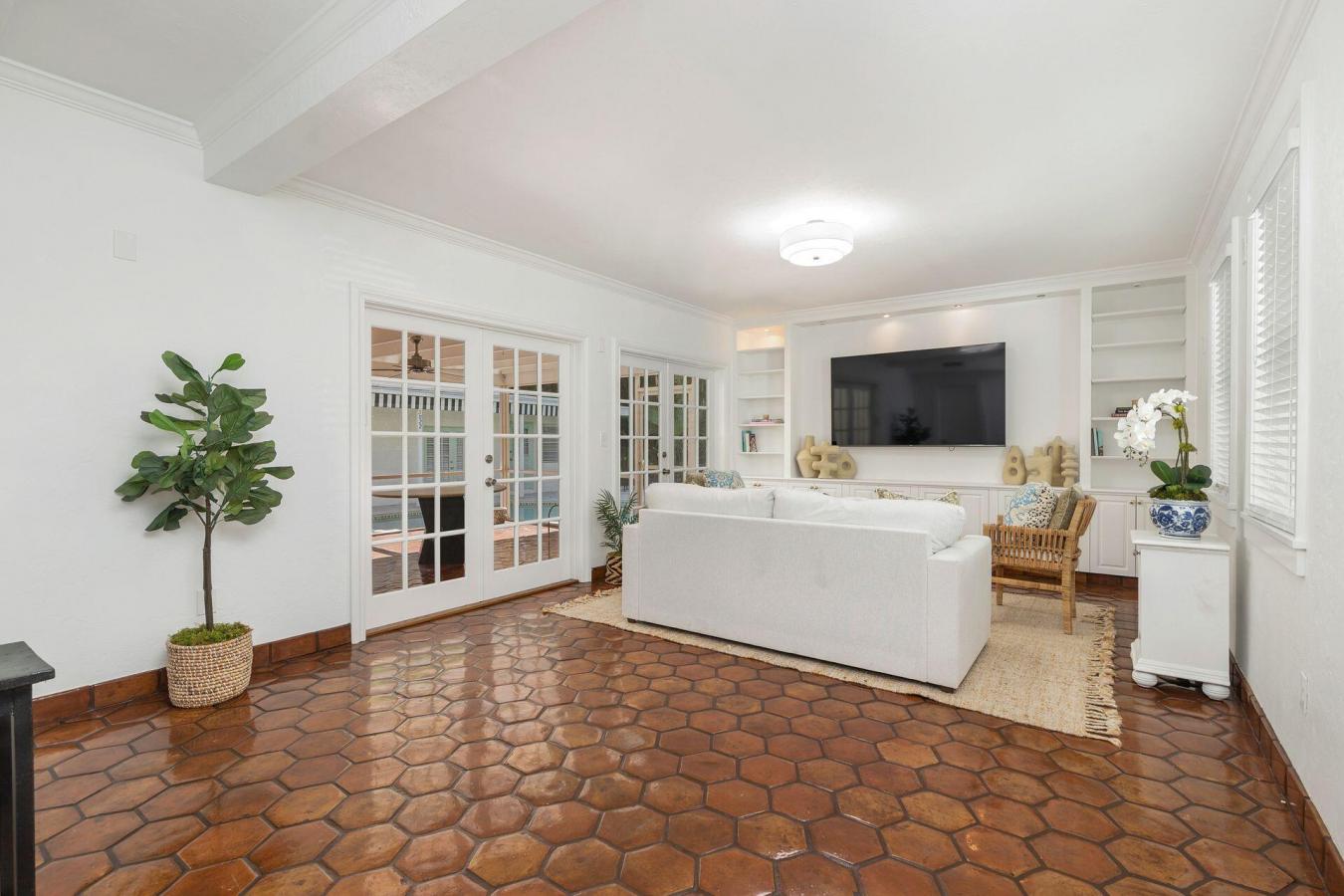 West Palm Beach, Florida, 33405, United States, 6 Bedrooms Bedrooms, ,4 BathroomsBathrooms,Residential,For Sale,1919303