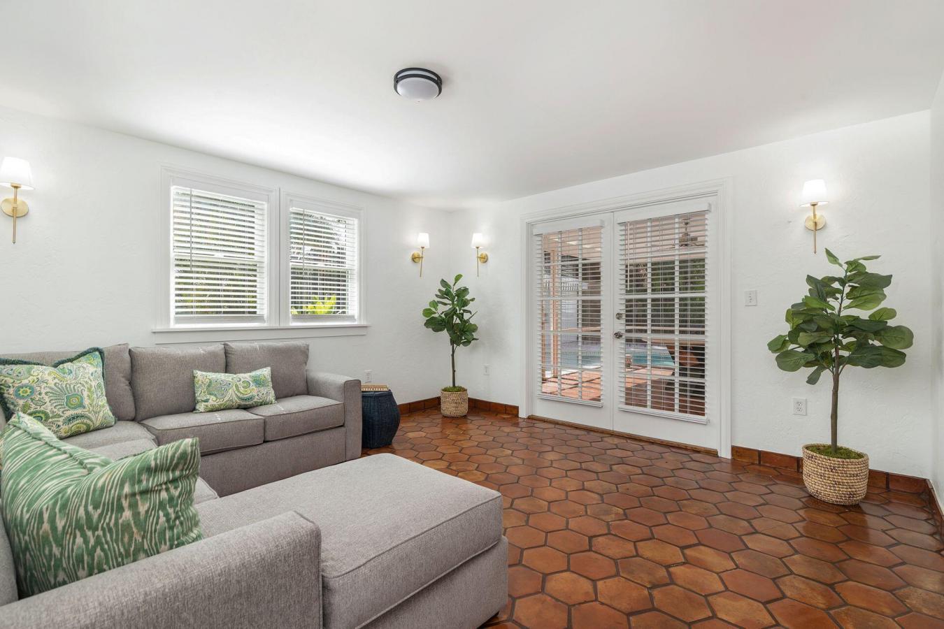 West Palm Beach, Florida, 33405, United States, 6 Bedrooms Bedrooms, ,4 BathroomsBathrooms,Residential,For Sale,1919303