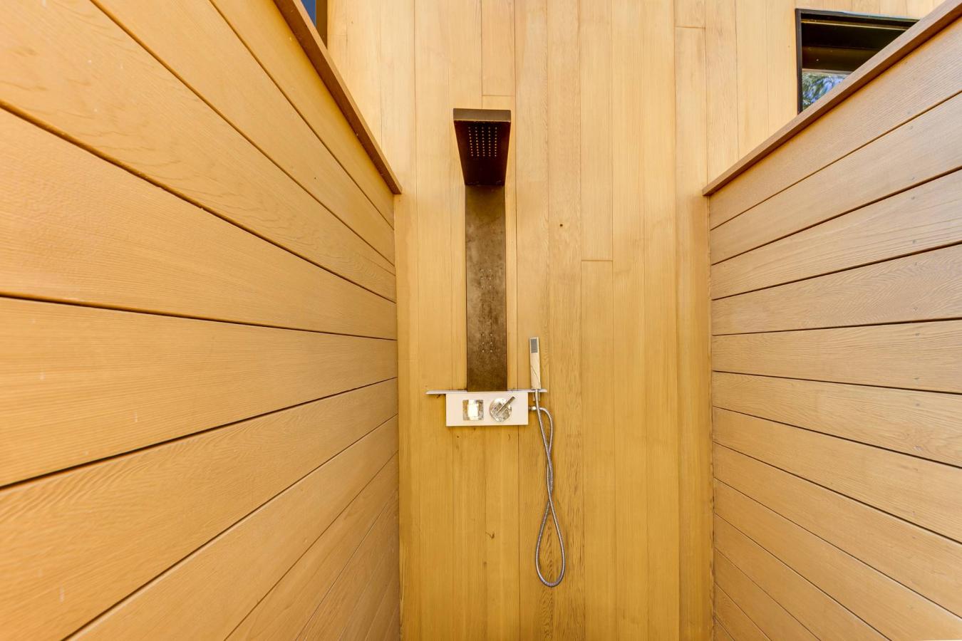 East Hampton, New York, 11937, United States, 4 Bedrooms Bedrooms, ,3 BathroomsBathrooms,Residential,For Sale,1919297