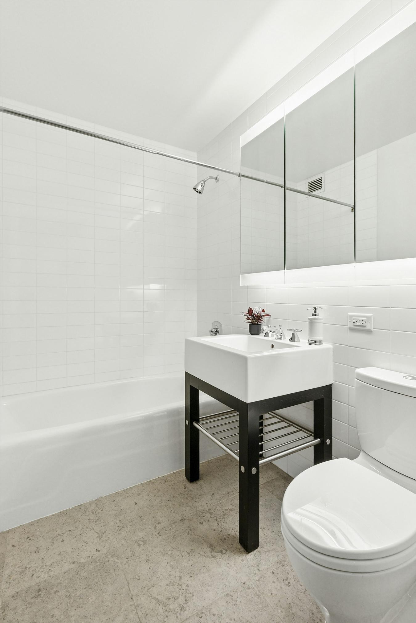 Battery Park City, New York, 10004, United States, 4 Bedrooms Bedrooms, ,3 BathroomsBathrooms,Residential,For Sale,1919295