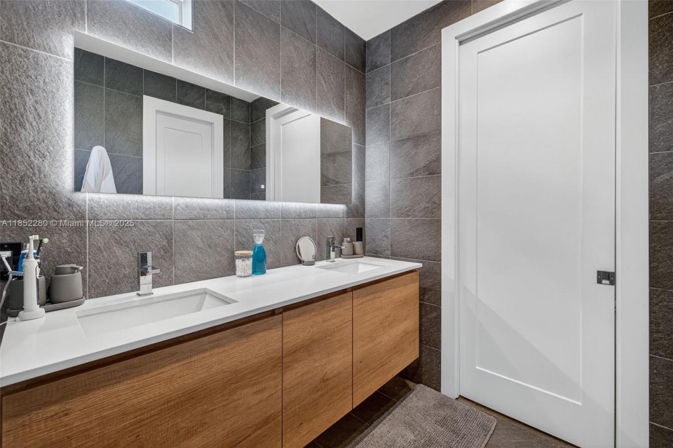 Hollywood, Florida, 33019, United States, 3 Bedrooms Bedrooms, ,3 BathroomsBathrooms,Residential,For Sale,1952723