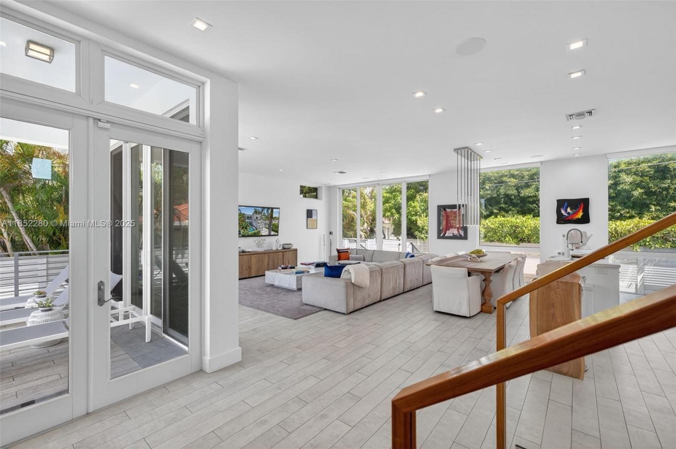 Hollywood, Florida, 33019, United States, 3 Bedrooms Bedrooms, ,3 BathroomsBathrooms,Residential,For Sale,1952723