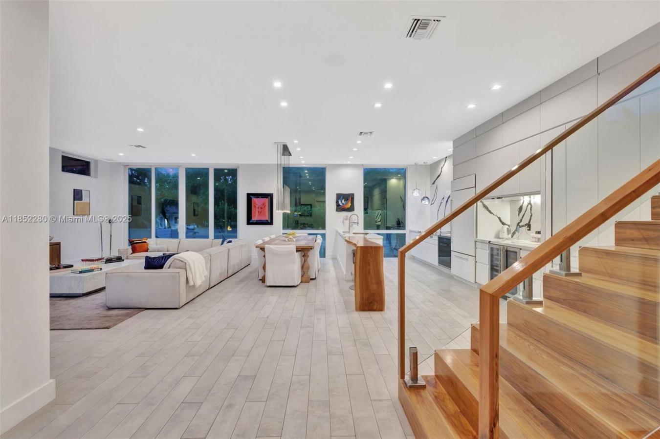 Hollywood, Florida, 33019, United States, 3 Bedrooms Bedrooms, ,3 BathroomsBathrooms,Residential,For Sale,1952723