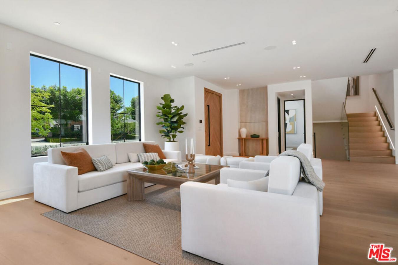 Toluca Lake, Los Angeles, 91505, United States, 5 Bedrooms Bedrooms, ,5 BathroomsBathrooms,Residential,For Sale,1920176