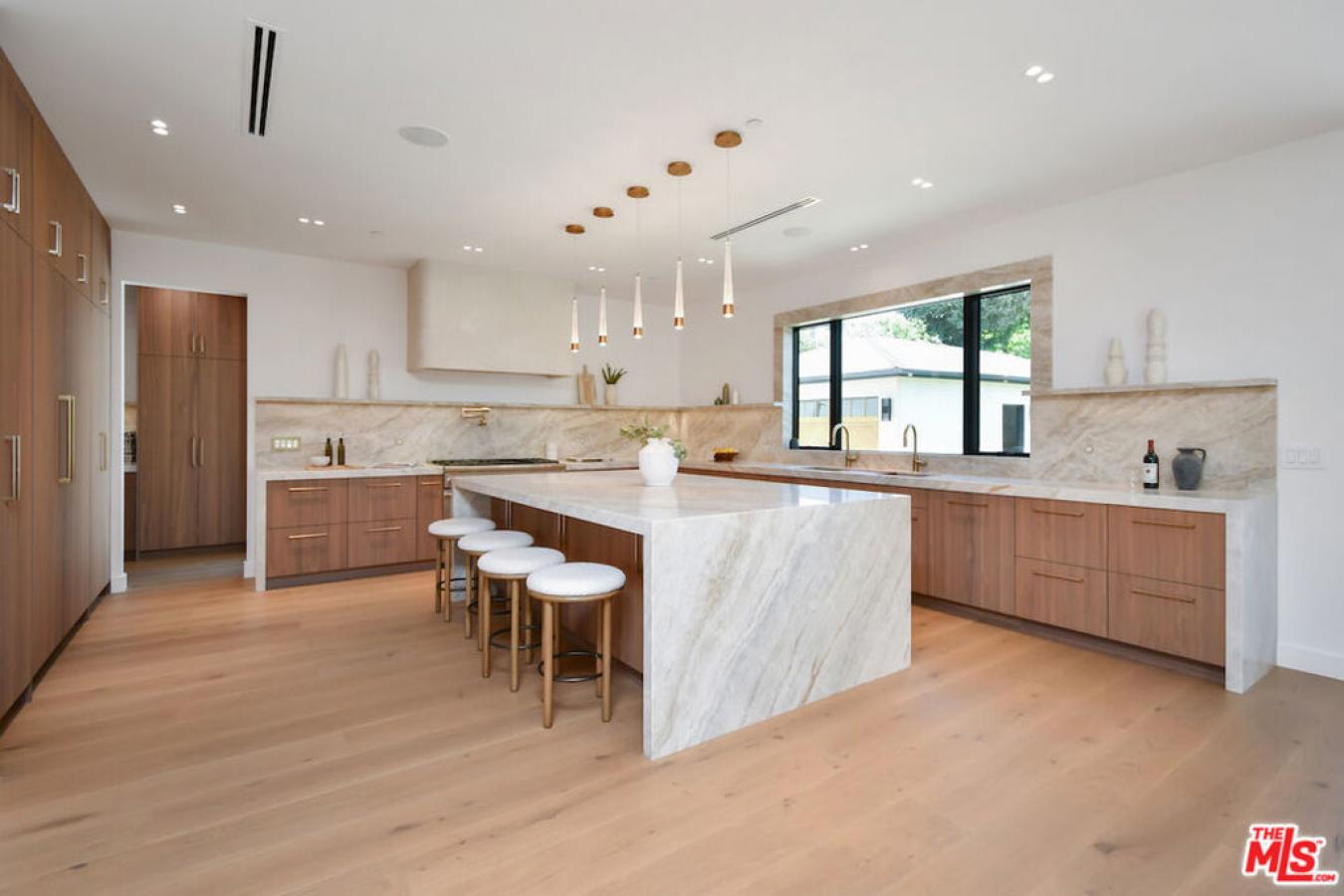Toluca Lake, Los Angeles, 91505, United States, 5 Bedrooms Bedrooms, ,5 BathroomsBathrooms,Residential,For Sale,1920176
