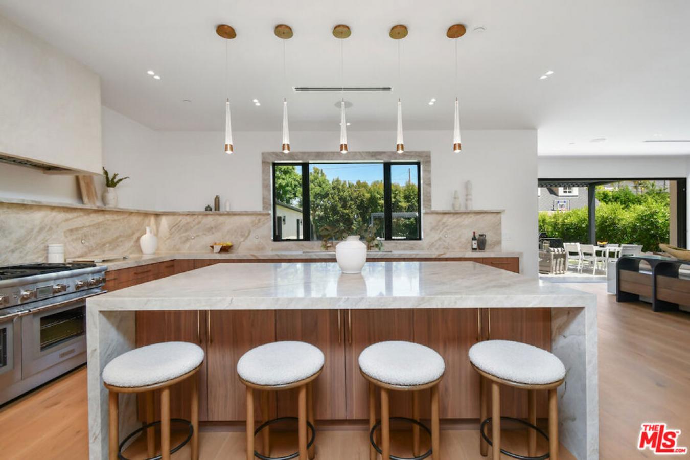 Toluca Lake, Los Angeles, 91505, United States, 5 Bedrooms Bedrooms, ,5 BathroomsBathrooms,Residential,For Sale,1920176