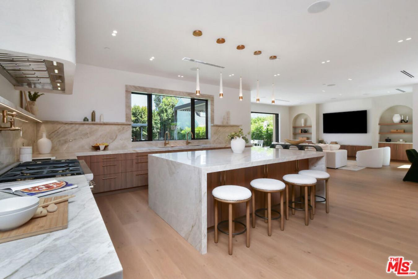 Toluca Lake, Los Angeles, 91505, United States, 5 Bedrooms Bedrooms, ,5 BathroomsBathrooms,Residential,For Sale,1920176