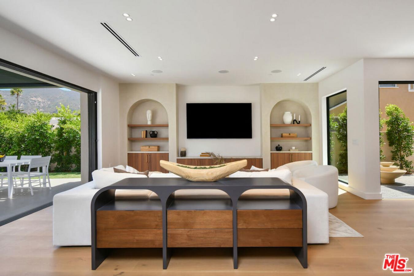 Toluca Lake, Los Angeles, 91505, United States, 5 Bedrooms Bedrooms, ,5 BathroomsBathrooms,Residential,For Sale,1920176