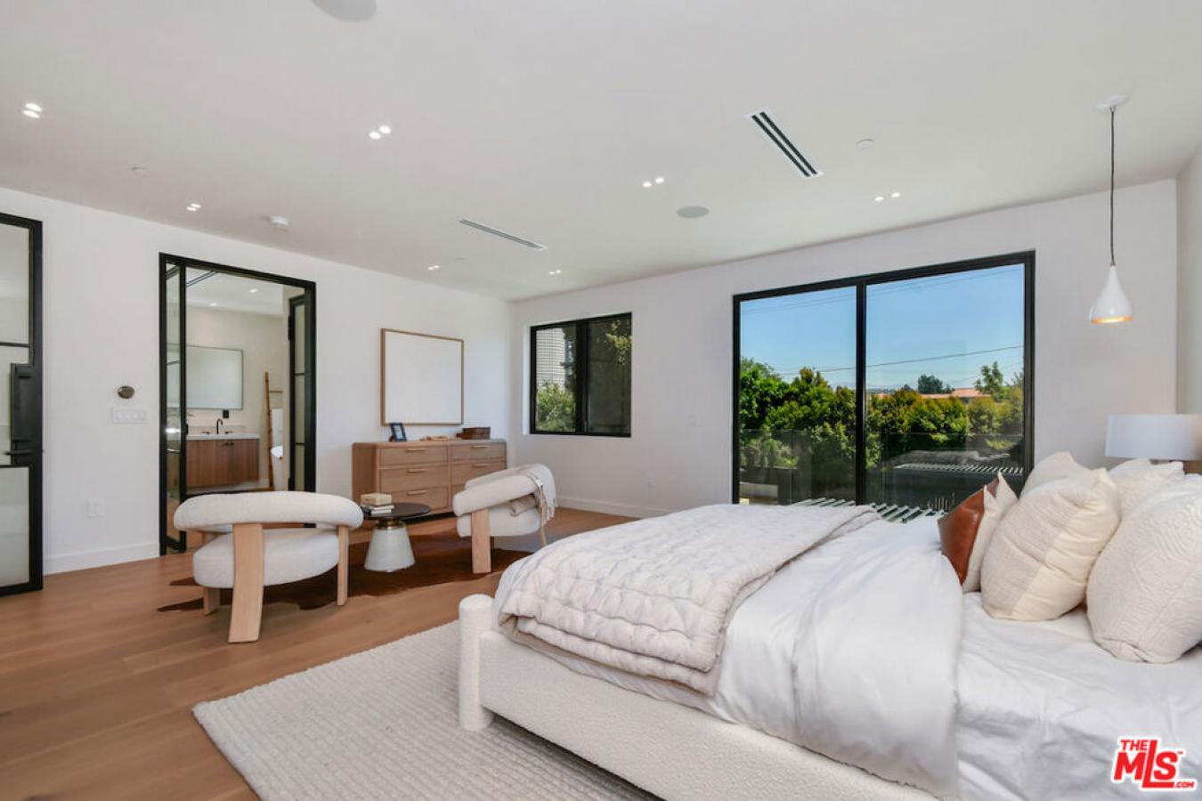 Toluca Lake, Los Angeles, 91505, United States, 5 Bedrooms Bedrooms, ,5 BathroomsBathrooms,Residential,For Sale,1920176