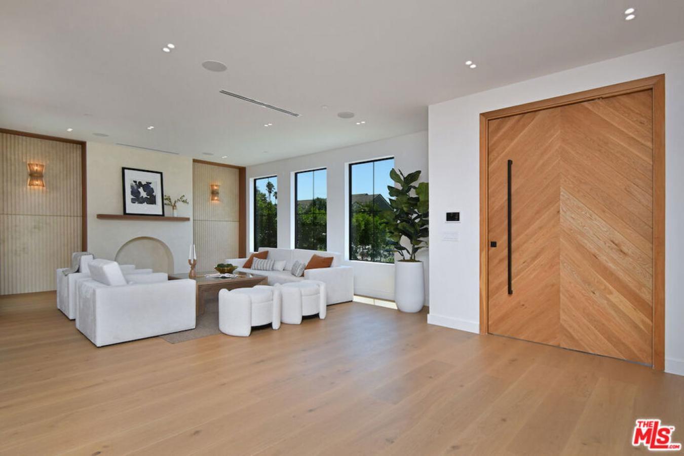 Toluca Lake, Los Angeles, 91505, United States, 5 Bedrooms Bedrooms, ,5 BathroomsBathrooms,Residential,For Sale,1920176