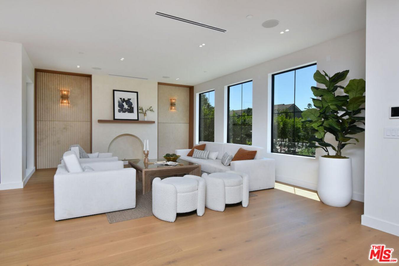 Toluca Lake, Los Angeles, 91505, United States, 5 Bedrooms Bedrooms, ,5 BathroomsBathrooms,Residential,For Sale,1920176