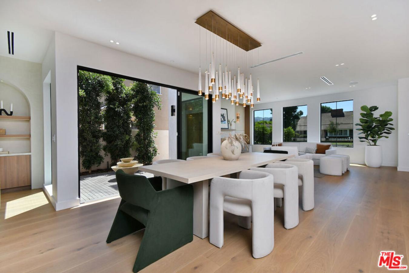 Toluca Lake, Los Angeles, 91505, United States, 5 Bedrooms Bedrooms, ,5 BathroomsBathrooms,Residential,For Sale,1920176