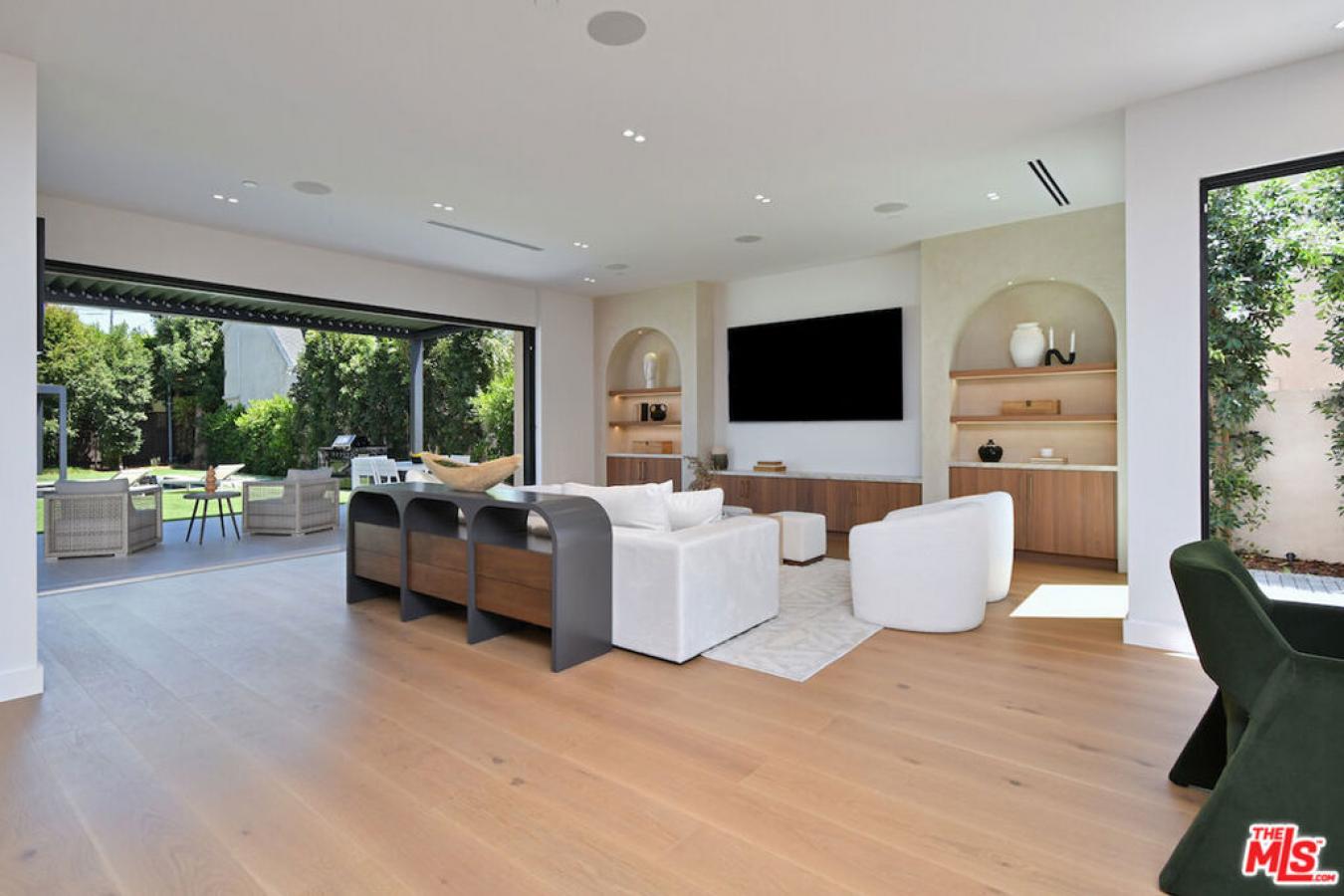 Toluca Lake, Los Angeles, 91505, United States, 5 Bedrooms Bedrooms, ,5 BathroomsBathrooms,Residential,For Sale,1920176