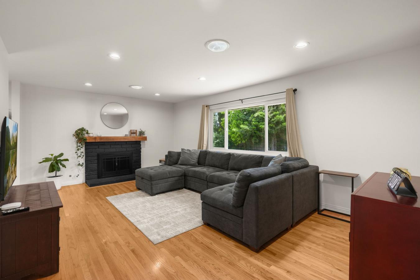 Newbury Park CA, Ventura, 91230, United States, 3 Bedrooms Bedrooms, ,2 BathroomsBathrooms,Residential,For Sale,1922220