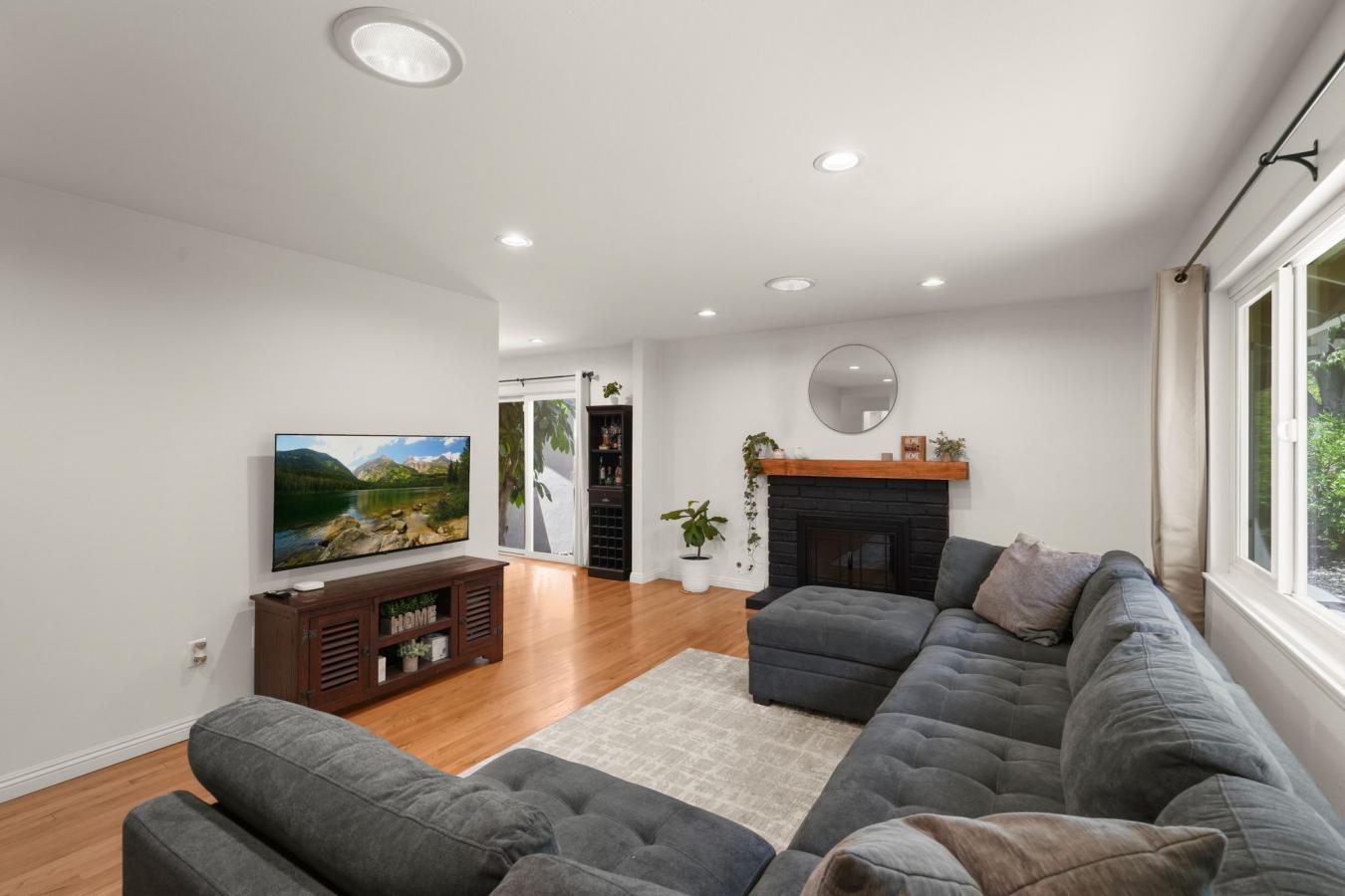 Newbury Park CA, Ventura, 91230, United States, 3 Bedrooms Bedrooms, ,2 BathroomsBathrooms,Residential,For Sale,1922220