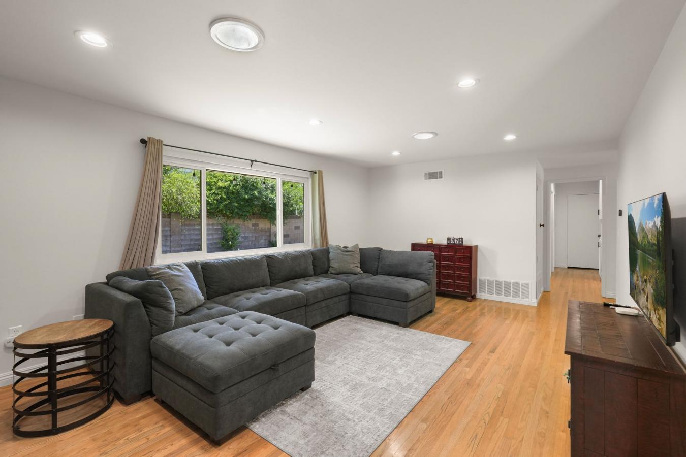 Newbury Park CA, Ventura, 91230, United States, 3 Bedrooms Bedrooms, ,2 BathroomsBathrooms,Residential,For Sale,1922220