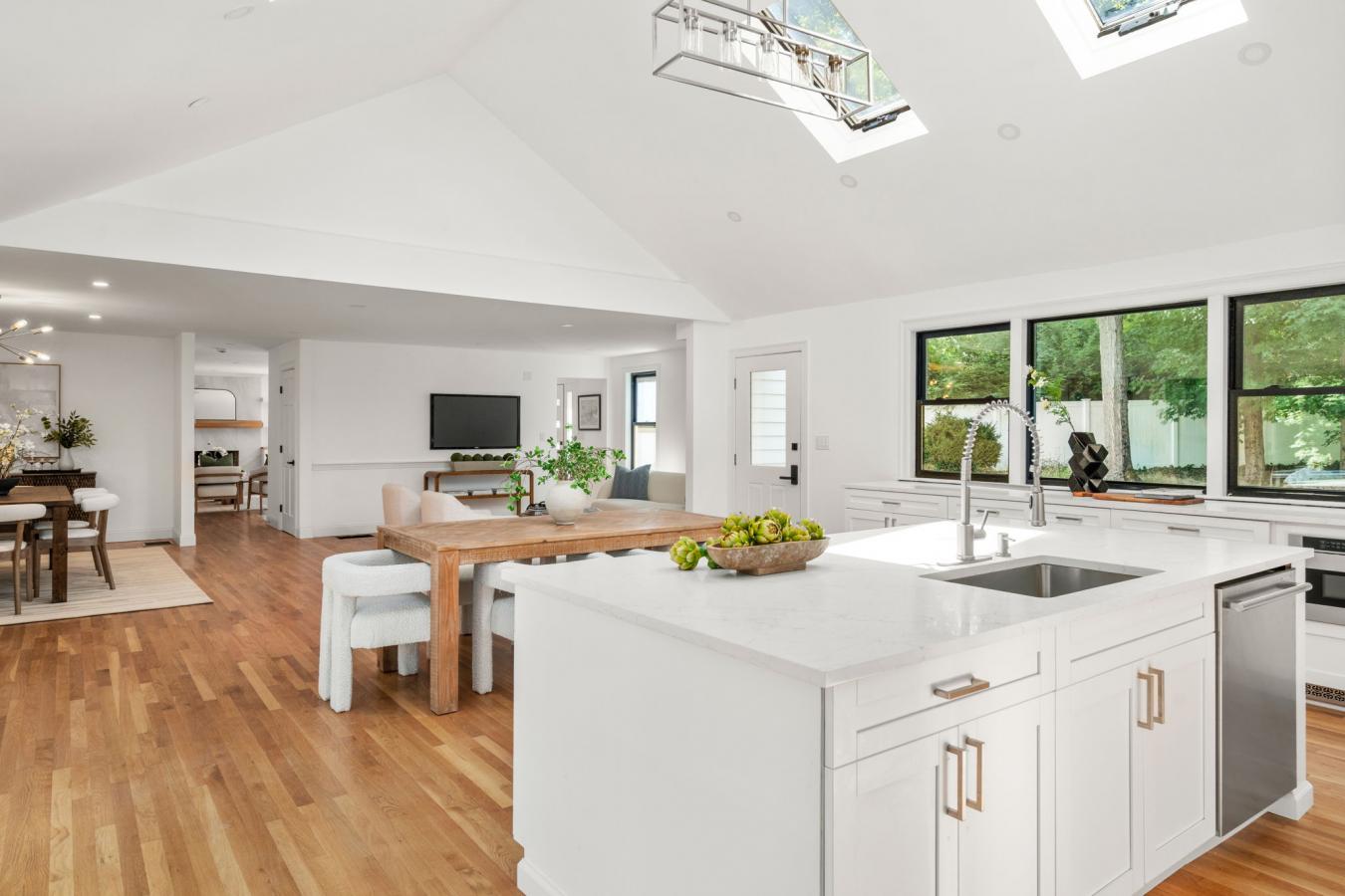 Wellesley, Norfolk, 02481, United States, 5 Bedrooms Bedrooms, ,4 BathroomsBathrooms,Residential,For Sale,1929355