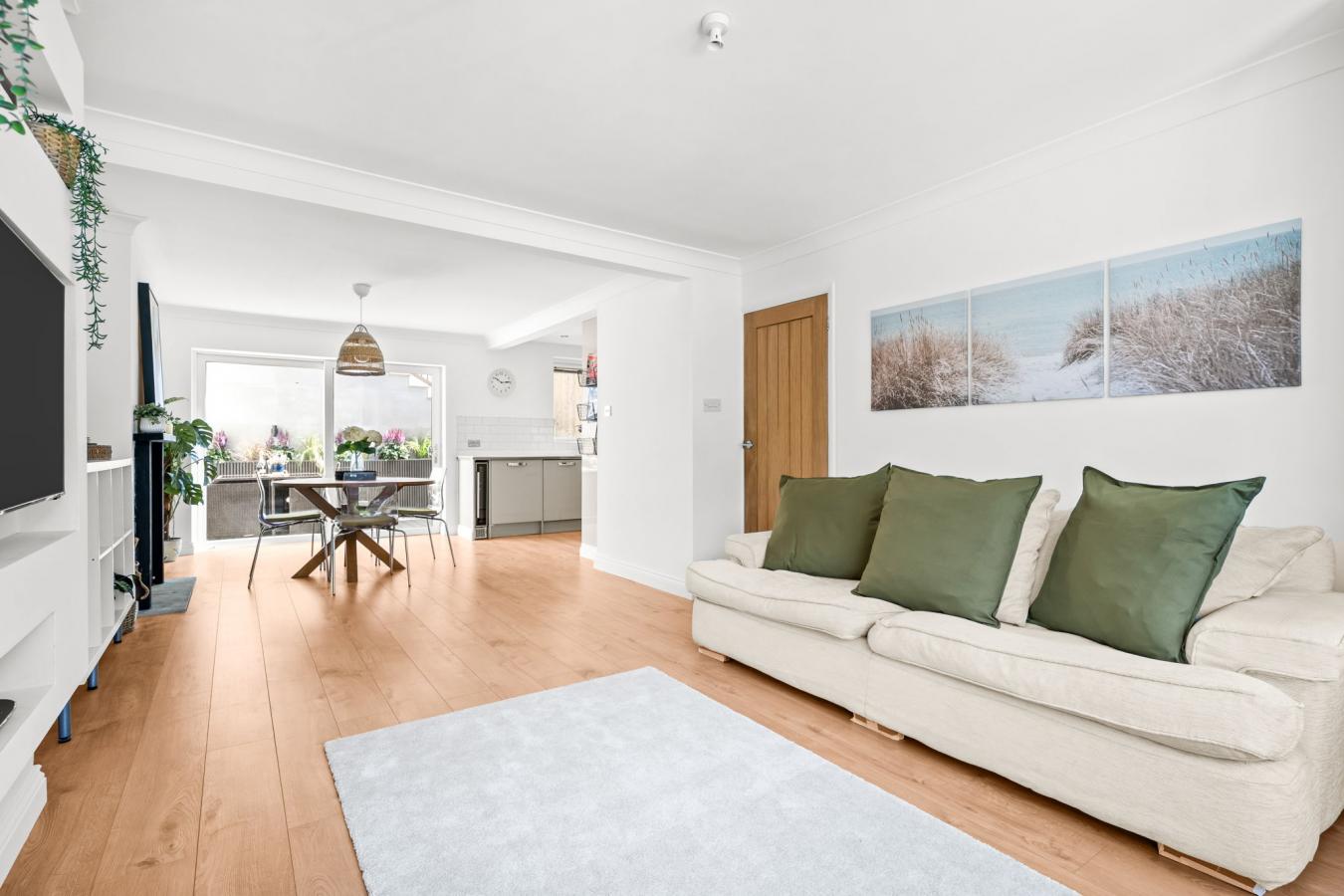 Warlingham, Surrey, CR6 9TJ, United Kingdom, 3 Bedrooms Bedrooms, ,1 BathroomBathrooms,Residential,For Sale,1922603