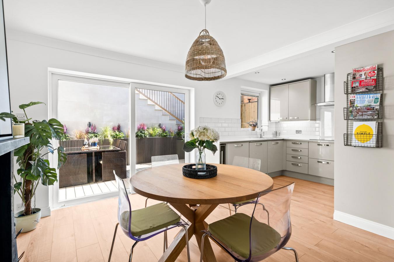 Warlingham, Surrey, CR6 9TJ, United Kingdom, 3 Bedrooms Bedrooms, ,1 BathroomBathrooms,Residential,For Sale,1922603