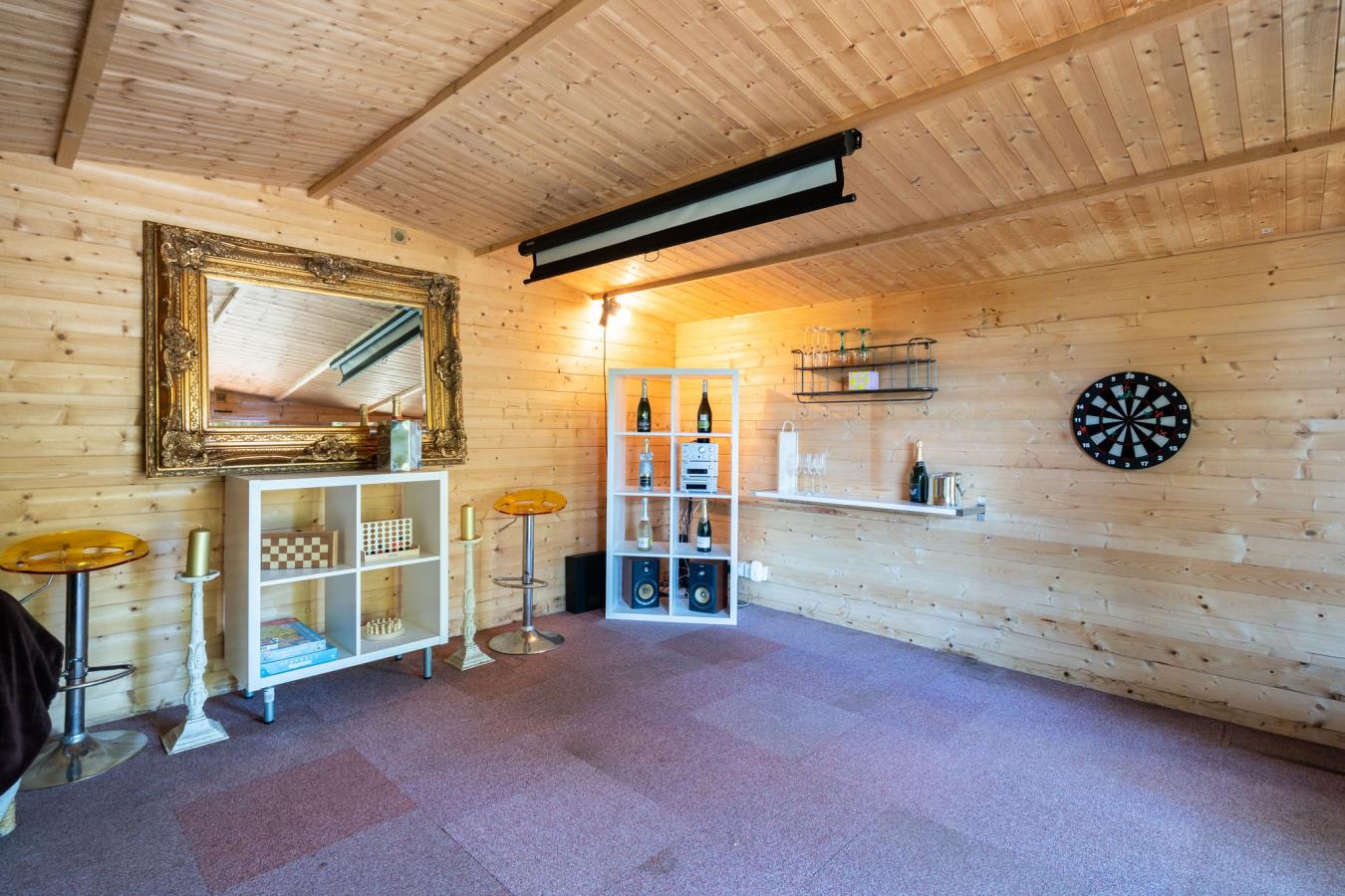 Warlingham, Surrey, CR6 9TJ, United Kingdom, 3 Bedrooms Bedrooms, ,1 BathroomBathrooms,Residential,For Sale,1922603