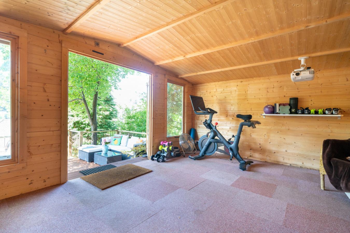 Warlingham, Surrey, CR6 9TJ, United Kingdom, 3 Bedrooms Bedrooms, ,1 BathroomBathrooms,Residential,For Sale,1922603