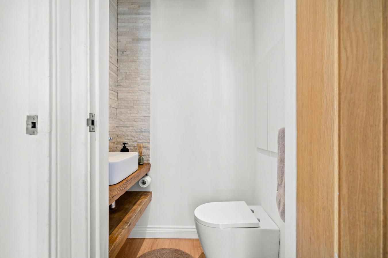 Warlingham, Surrey, CR6 9TJ, United Kingdom, 3 Bedrooms Bedrooms, ,1 BathroomBathrooms,Residential,For Sale,1922603