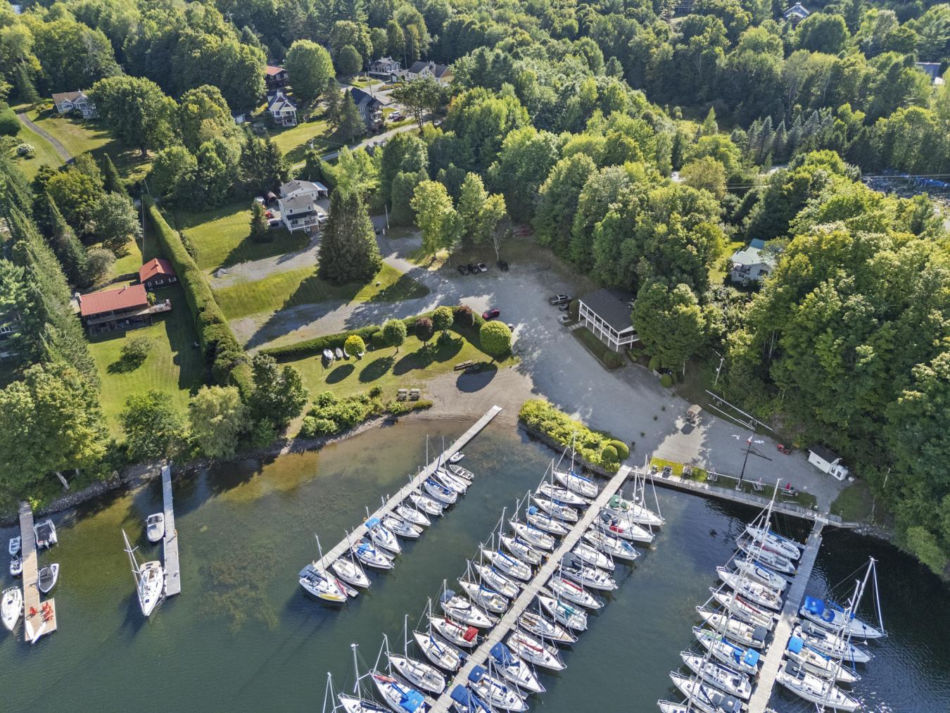 AUSTIN, QC, J0B1B0, Canada, 3 Bedrooms Bedrooms, ,2 BathroomsBathrooms,Residential,For Sale,1926849