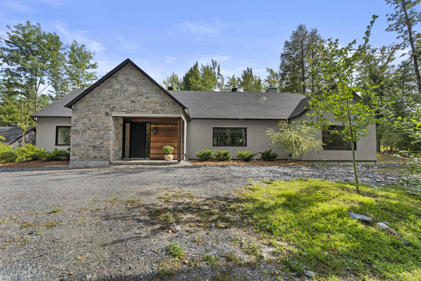 AUSTIN, QC, J0B1B0, Canada, 3 Bedrooms Bedrooms, ,2 BathroomsBathrooms,Residential,For Sale,1926849