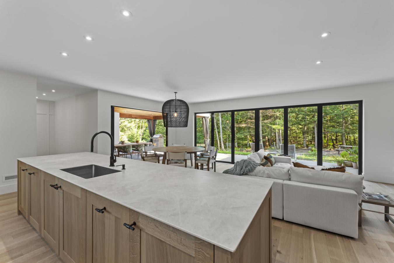 AUSTIN, QC, J0B1B0, Canada, 3 Bedrooms Bedrooms, ,2 BathroomsBathrooms,Residential,For Sale,1926849