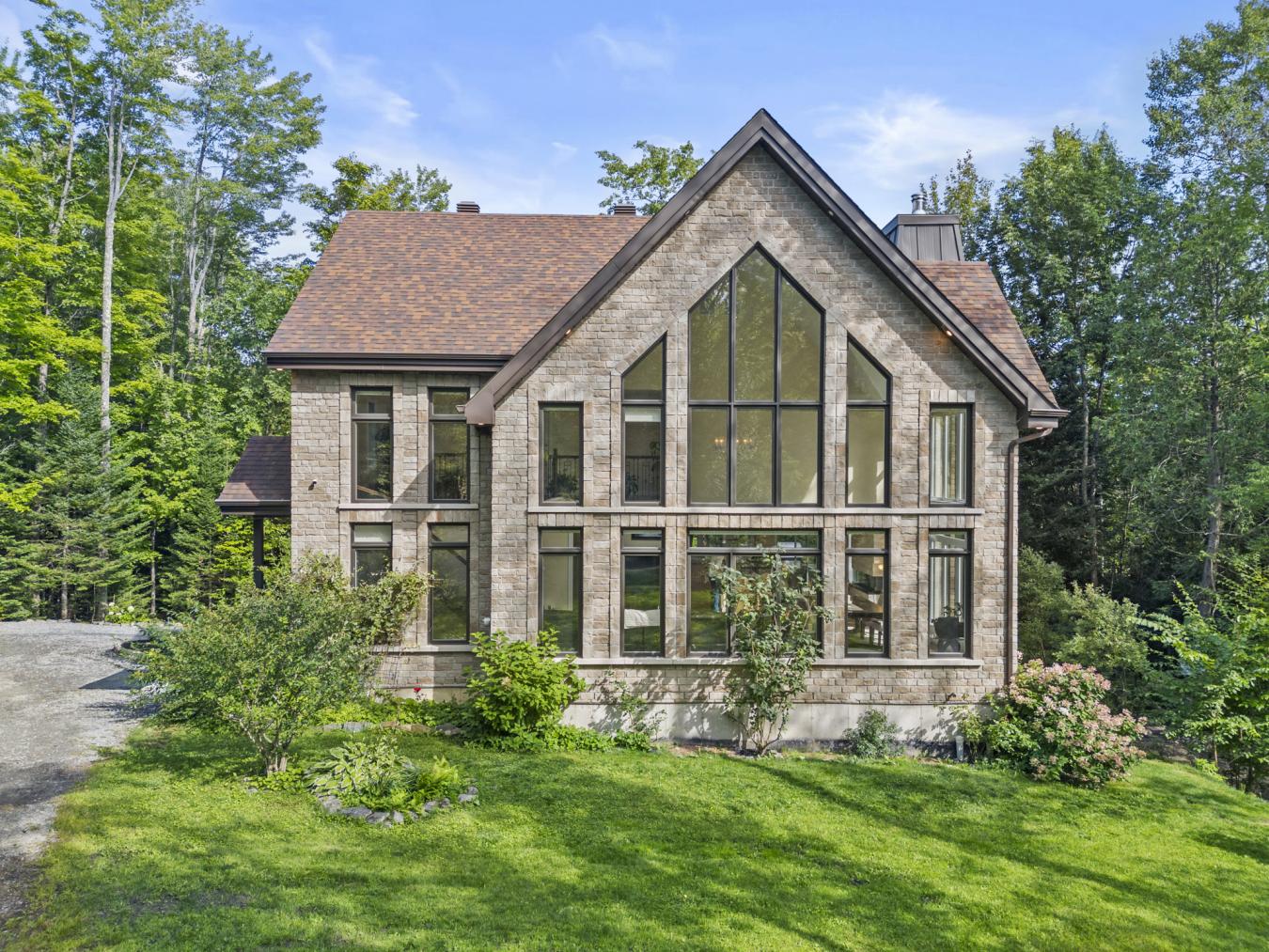 Austin, QC, J0B1B0, Canada, 4 Bedrooms Bedrooms, ,2 BathroomsBathrooms,Residential,For Sale,1927602