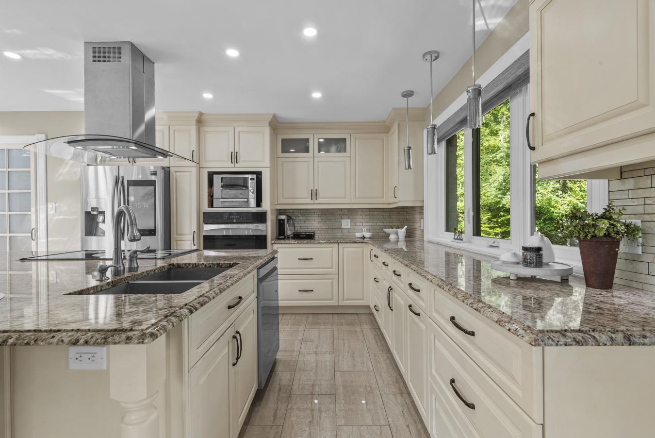 Austin, QC, J0B1B0, Canada, 4 Bedrooms Bedrooms, ,2 BathroomsBathrooms,Residential,For Sale,1927602