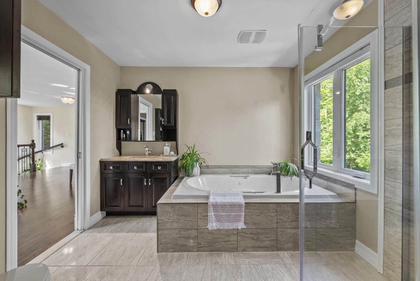 Austin, QC, J0B1B0, Canada, 4 Bedrooms Bedrooms, ,2 BathroomsBathrooms,Residential,For Sale,1927602