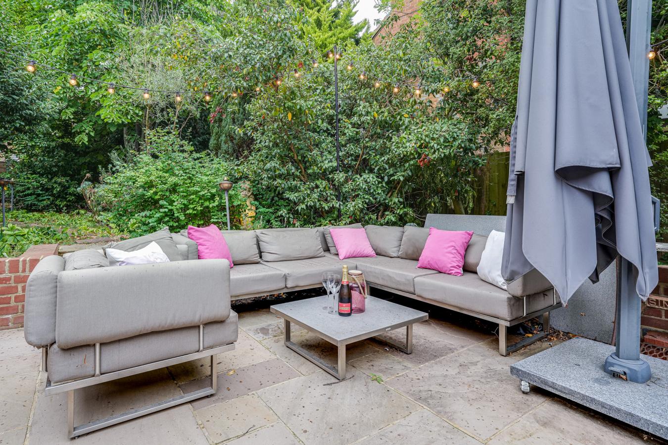 Tonbridge, Kent, TN11 8RT, United Kingdom, 4 Bedrooms Bedrooms, ,4 BathroomsBathrooms,Residential,For Sale,1927599