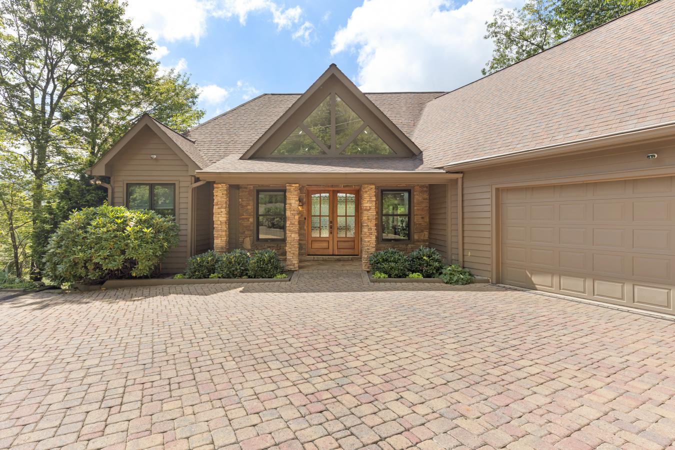 Highlands, Macon, 28741, United States, 3 Bedrooms Bedrooms, ,4 BathroomsBathrooms,Residential,For Sale,1927598