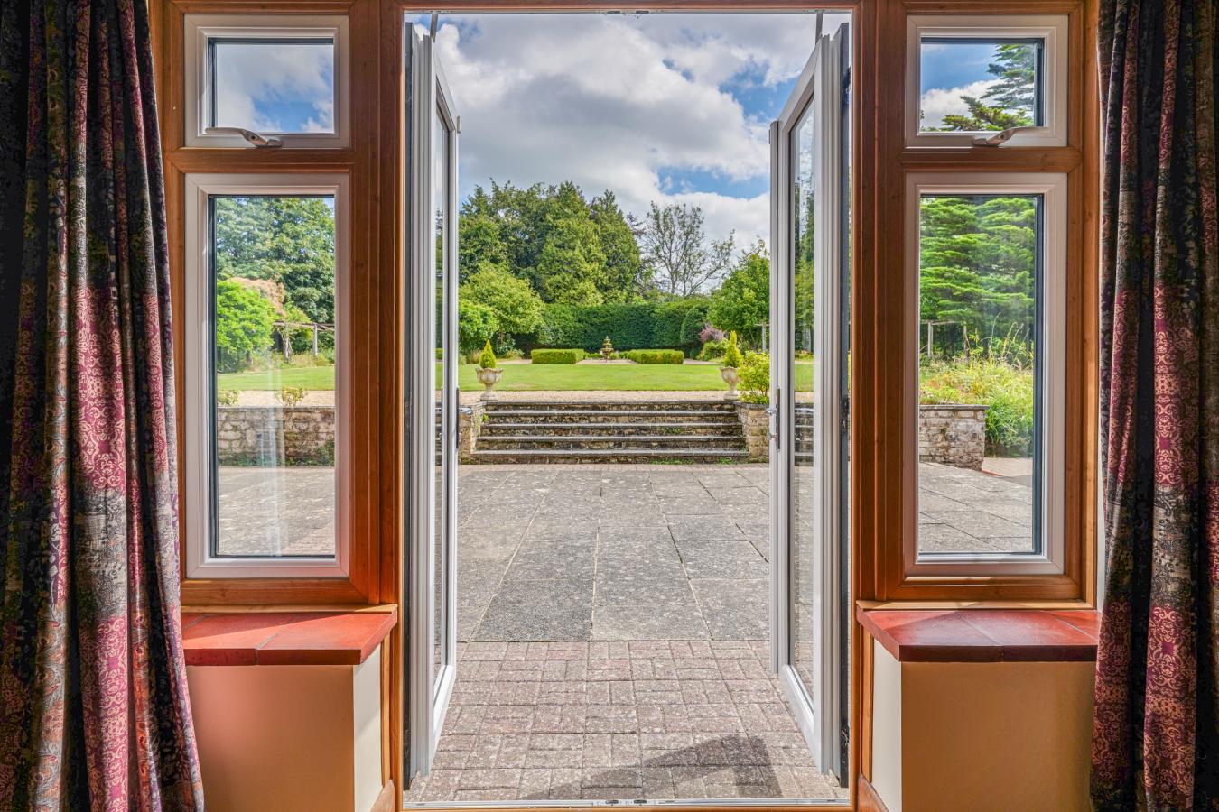 East Grinstead, West Sussex, RH19 4JU, United Kingdom, 6 Bedrooms Bedrooms, ,6 BathroomsBathrooms,Residential,For Sale,1929352