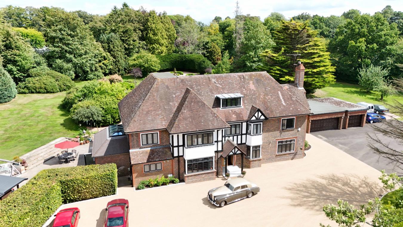 East Grinstead, West Sussex, RH19 4JU, United Kingdom, 6 Bedrooms Bedrooms, ,6 BathroomsBathrooms,Residential,For Sale,1929352
